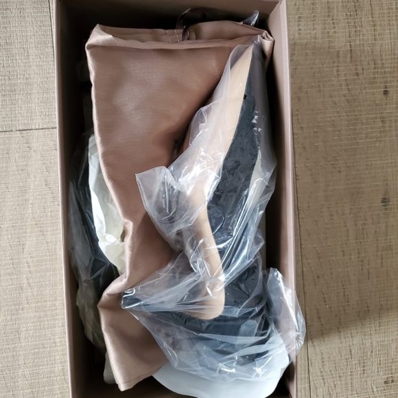 Brand new,Gorgeous, Unworn Blk Shoes - Picture 3 of 4